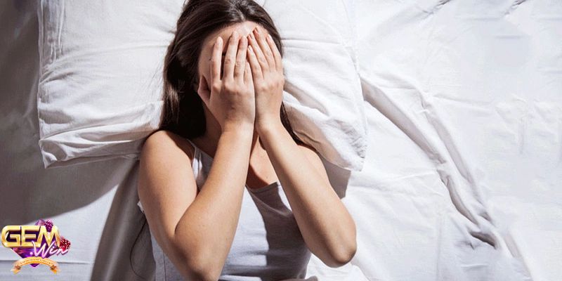 Người khác té là giấc mơ có thể liên quan đến bạn bè